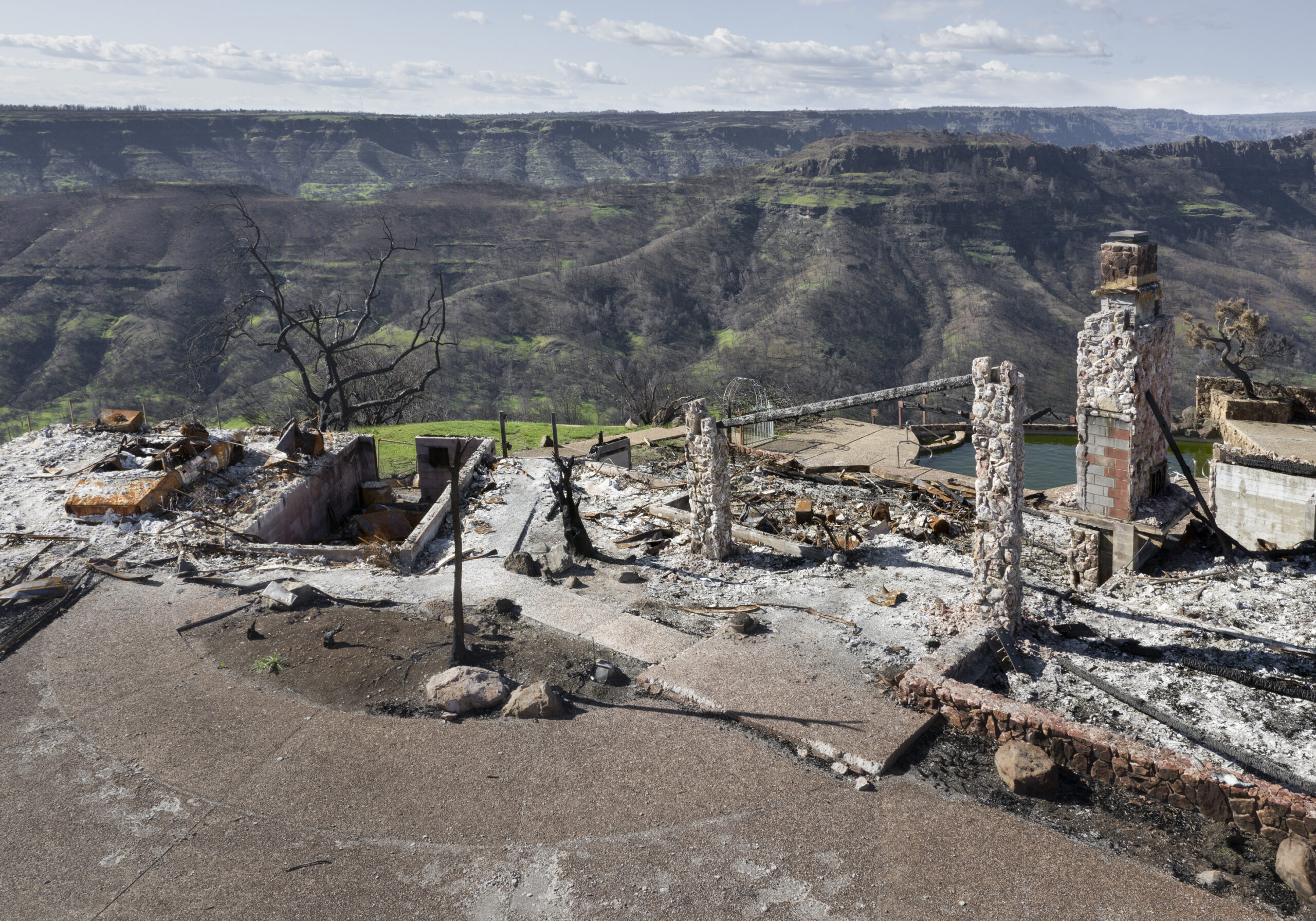 ruins and remnants of a burned-down house destroyed after the wildfires in California 2018
